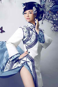 不穿衣服的女生